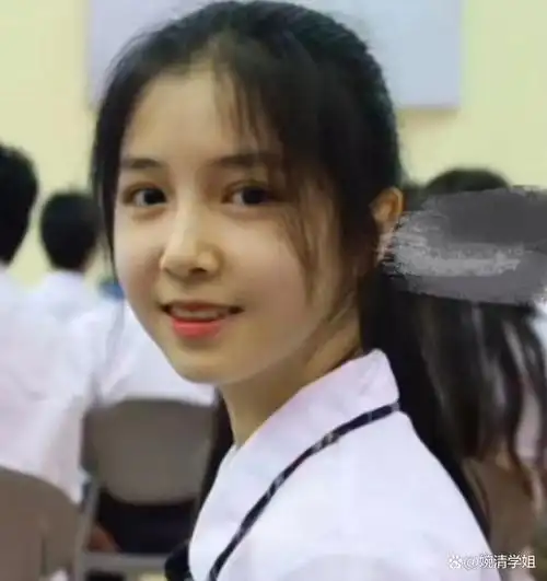 新晋清华校花张沈心然火了捐款10万不眨眼男朋友也不一般
