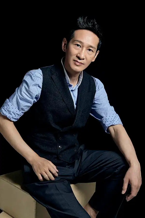 王劲松生日大片曝光  气质稳重尽显绅士