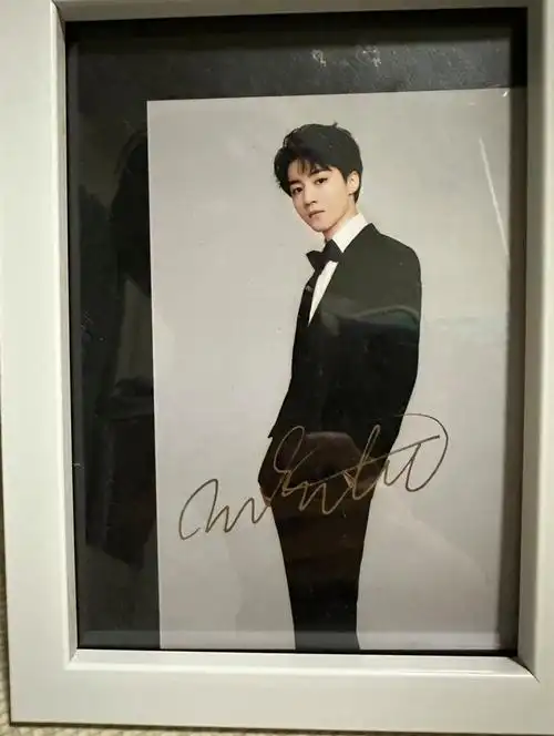 什么你怎么知道我有四张一样的王俊凯亲签