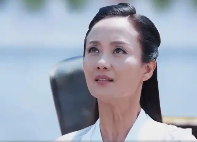 55岁李颖素颜出镜优雅美丽回应整容喜欢真实的不完美的自己