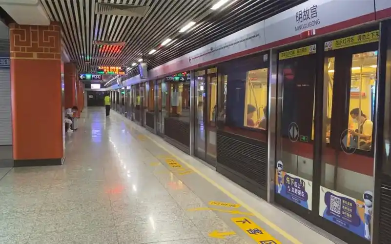 南京地铁2号线一代红鱼明故宫出站