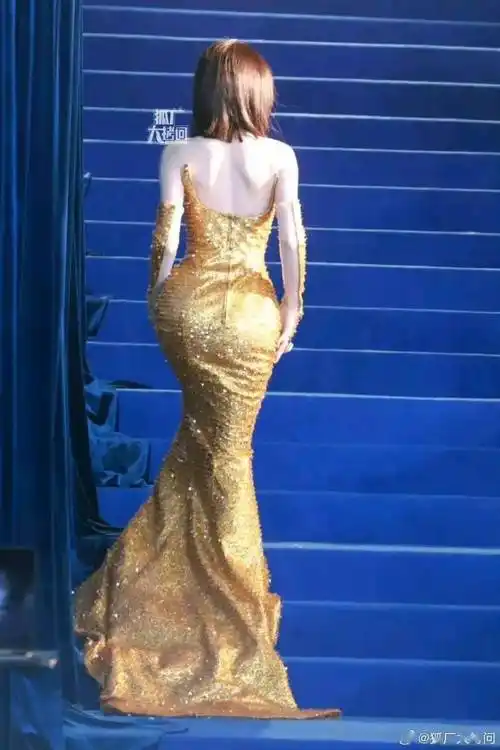 迪丽热巴垫屁股?鹿晗给岳父买豪宅?邓为老烟枪?秦岚彻底失声?