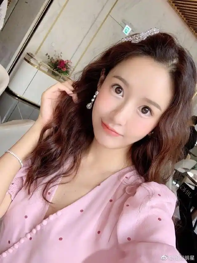 陈赫35岁妻子张子萱,一袭粉裙卷发配水蜜桃妆太甜,长腿更不低调.