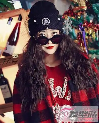 女士长发烟花烫造型吸睛非主流赚足回头率