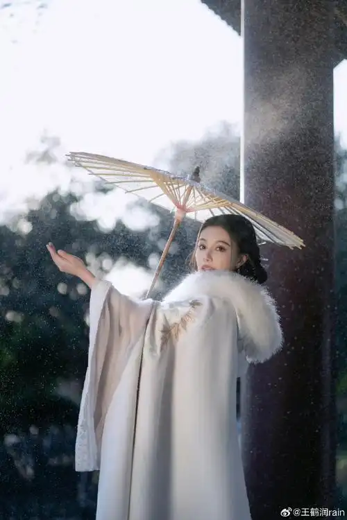 王鹤润汉服仪态##王鹤润白衣汉服撑伞氛围感