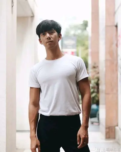 皮肤黝黑的野性肌肉男模deenopry