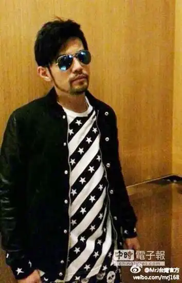 周杰伦晒近照戴墨镜满脸络腮胡图