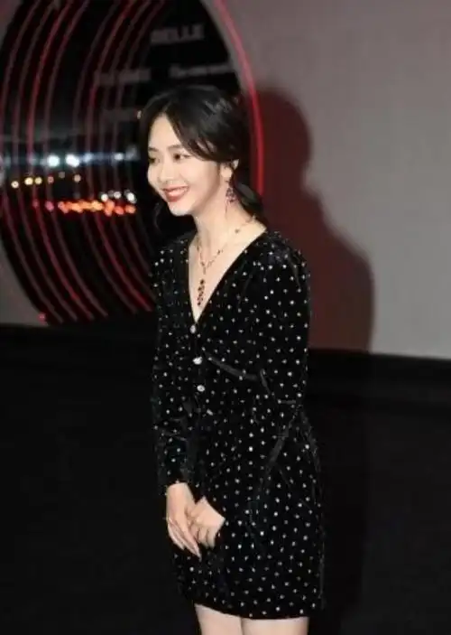 谭松韵该走成熟路线穿波点丝绒裙有法式优雅感有了30的样子