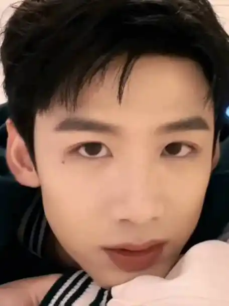 谁能不为之着迷白敬亭丨#白敬亭晒新鞋#很困的白面条的微博视频