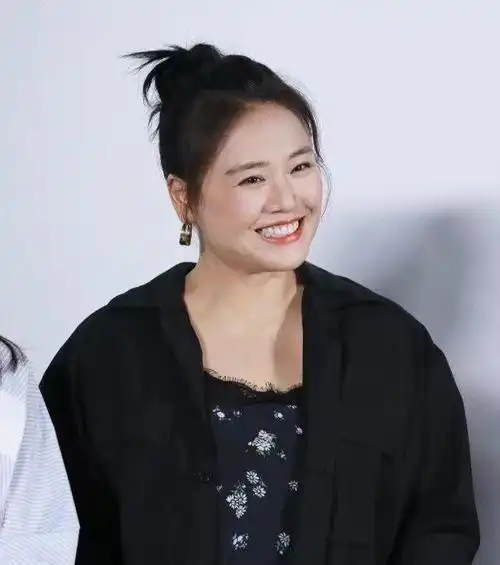 马思纯回国后首次公开亮相穿大码西装胖成年画娃娃终于变开朗