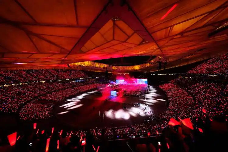 五月天六度鸟巢14场缔造新纪录 与王俊凯合唱"相遇"曲《洋葱》_演唱会