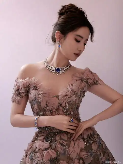 刘亦菲戴上蓝宝石项链,犹如画中仙子|珠宝|羽毛裙_网易订阅