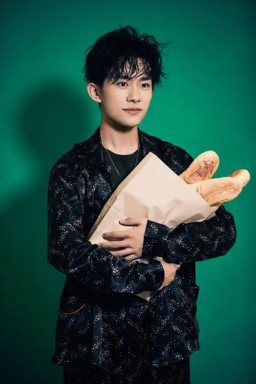 易烊千玺与长面包 呆萌可爱靓靓崽_易正