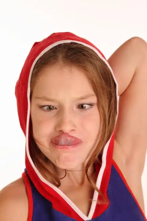 小女孩做鬼脸,小女孩做鬼脸