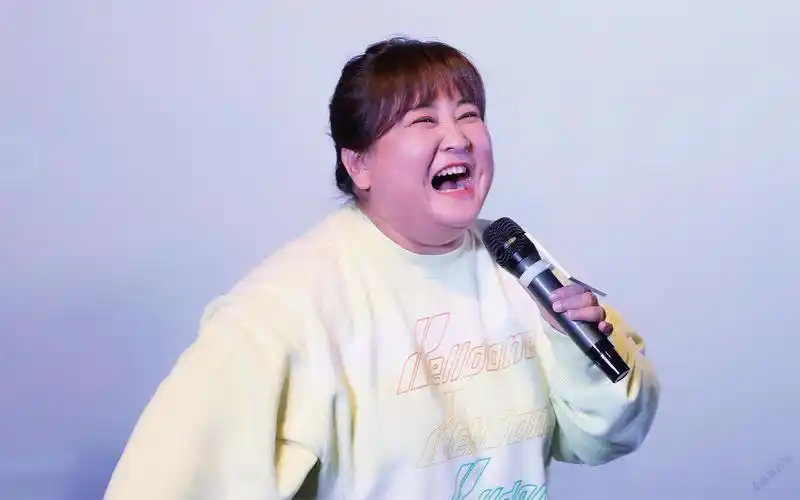 胖乎乎的脸,一脸灿烂的笑容,两个盛满热情的梨涡——这就是贾玲,娱乐