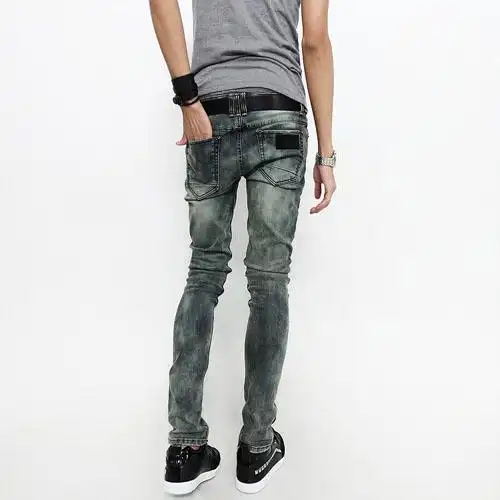 男生穿紧身的牛仔裤