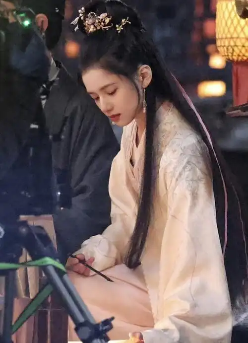 王楚然《峰影燃梅香》吴谨言《春花厌》陈都灵《大梦归离》李沁《七夜