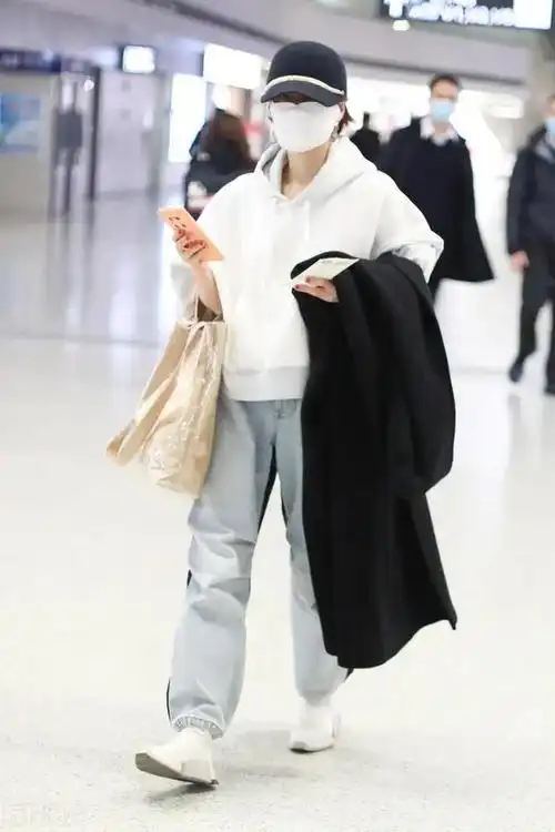 47岁马伊琍活得真实!白卫衣搭粉裤清新减龄,毛衣起球照样时髦