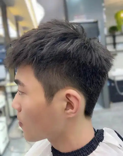 摩根烫:适合发量多或是发量少的小哥哥们,容易打理简单吹干即可,显