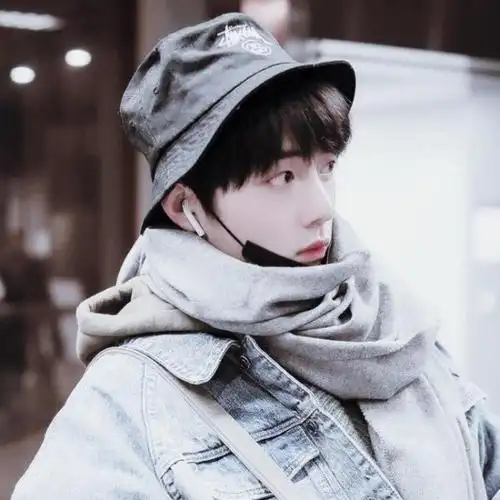 肖战戴帽子加口罩,这颜值我一个女孩子嫉妒了