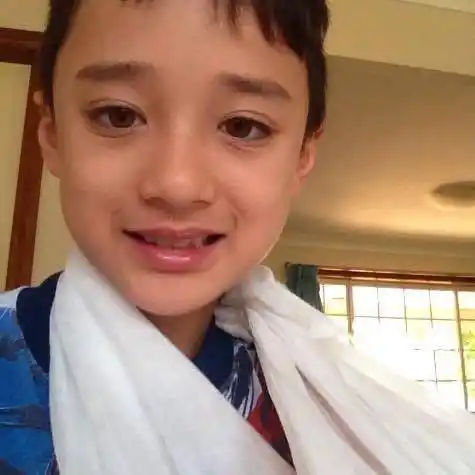 小,妈妈曾在社交软件上分享了一张马修和哥哥一起参加跆拳道的照片