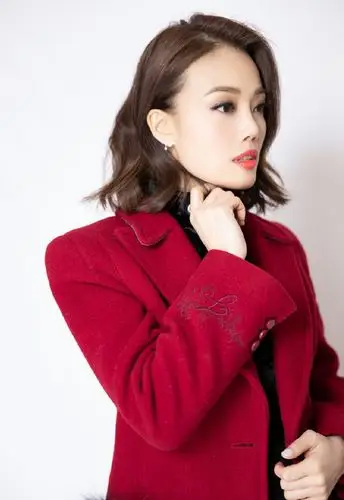 容祖儿登上春晚舞台红色大衣穿出别样美丽耳环好精致显年轻