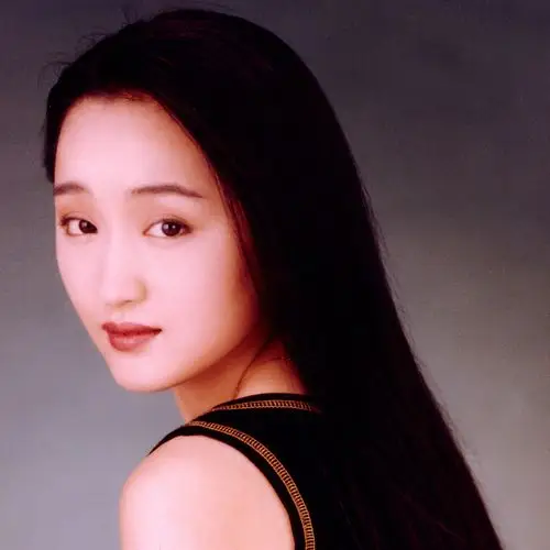 回看杨钰莹二十年前的这些照片,不难理解她的美为什么会深入人心,最
