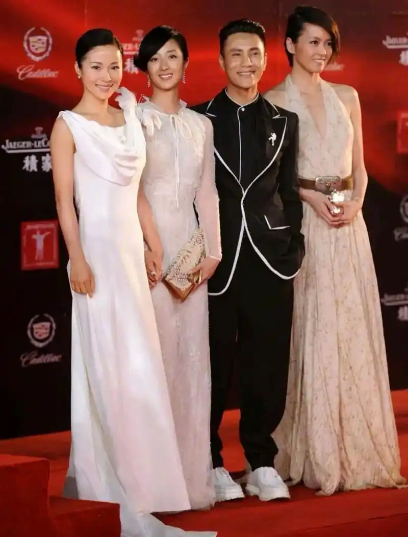 男星彭于晏身高182站在身高164的女星桂纶镁旁边很显高  面对女星穿