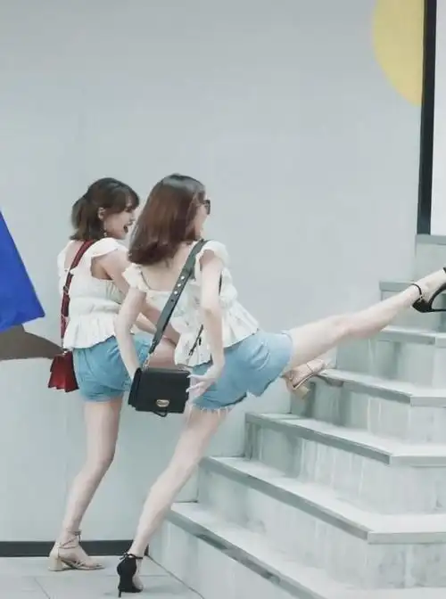 两人上面穿着两分长的热裤,一双大长腿完美地显露出来,脚上都穿着高跟