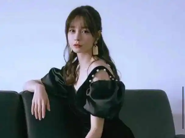 而沈梦辰的家境确实不是特别好,根据她自己透露,她说她小时候因为家境