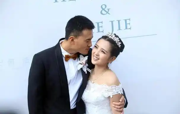 有一种差距叫释小龙何洁分手13年后一个身价过亿一个捉襟见肘