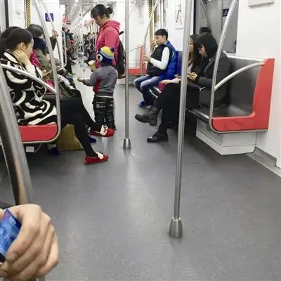 "地铁文明随手拍"一座城市的冷暖写在定格的照片上