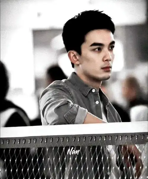 吴磊新剧牛仔外套造型路透