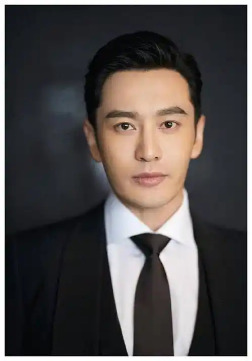 原创黄晓明剪对发型把头发剪短了一些再做成斜偏分可显年轻了