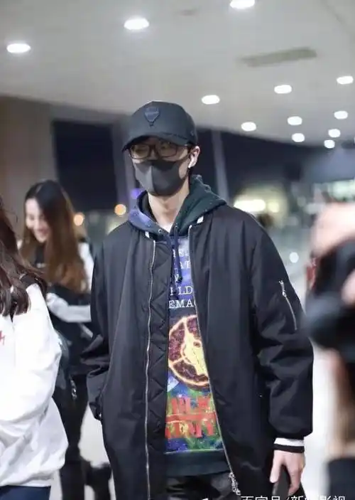 32岁许嵩近照!现身机场一脸严肃,身旁神秘女子引猜测!_黑色_网友_女友