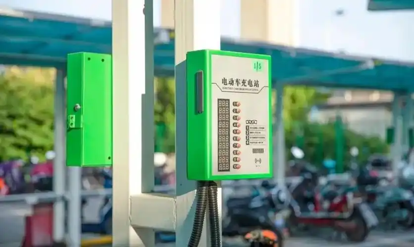 造成5人死亡,而火灾原因是车主将电动自行车电池私自带回家充电导致