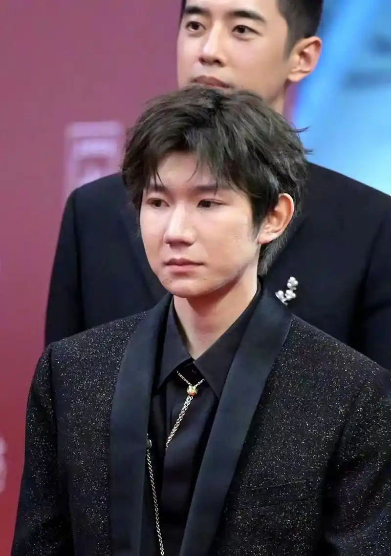 王源生图曝光!  无美颜滤镜下的他,脸部有点肥胖,皮肤似乎不是很好,还