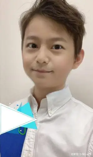 何老师看起来也是萌萌哒,看着还是帅气年轻的,是不是他小时候的照片呢