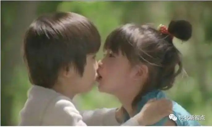 网络配图事情的起因是,一个小女孩的妈妈来幼儿园接孩子放学,发现一个