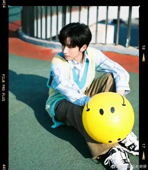 贺峻霖拍立得十九连拍##贺峻霖晒学院风拍立得