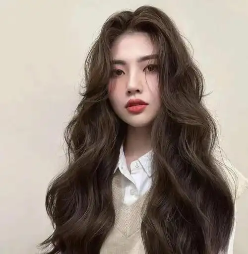 对于50岁女性来说,大波浪烫发不仅可以增加发型的层次感,还能显得头发