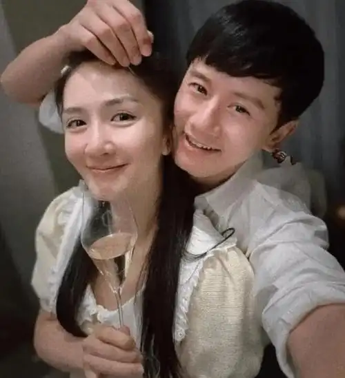 而在2021年,谢娜迎来了她的二胎女儿,如今也已经超过2岁了.