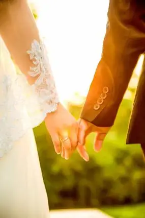 两支脚丫情侣在丰渚园内牵手牵手情侣石雕像校园爱情牵手的情侣雕塑