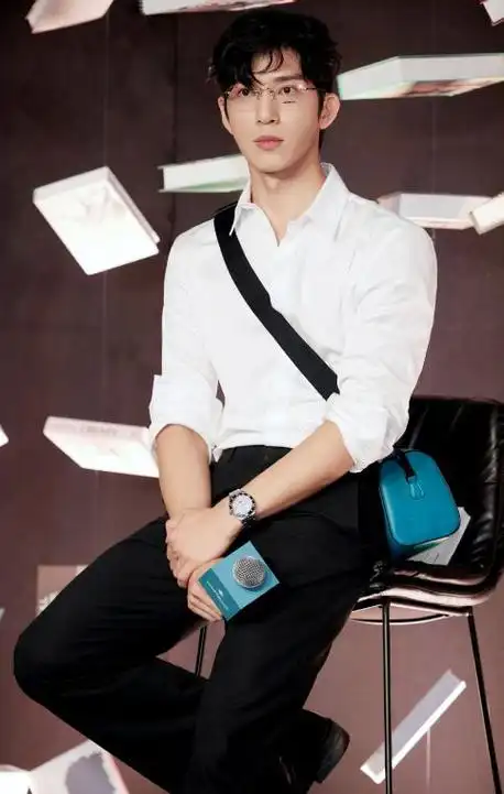 井柏然上身穿白色衬衣,下身搭配黑色裤子,凸显出很好的身材比例,显得