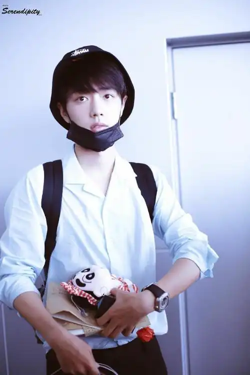 考古肖战早期机场照真的好清新,好像个高中生太嫩了,现在机场穿搭变化