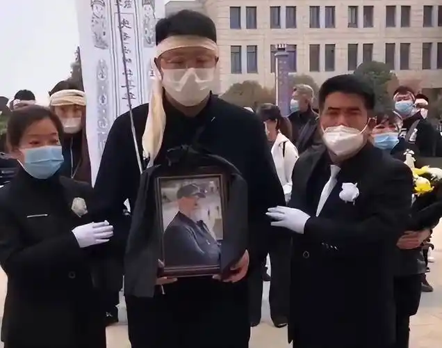 陆树铭追悼会:上百人送别,遗孀哭肿眼,六小龄童张艺谋等送花圈_大厅