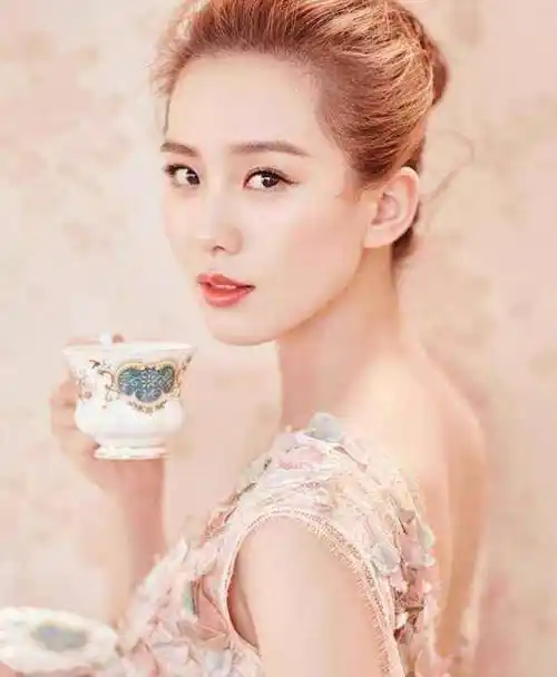 原创刘诗诗无精修图曝光粉色长裙优雅从容路人视角下被喊刘亦菲