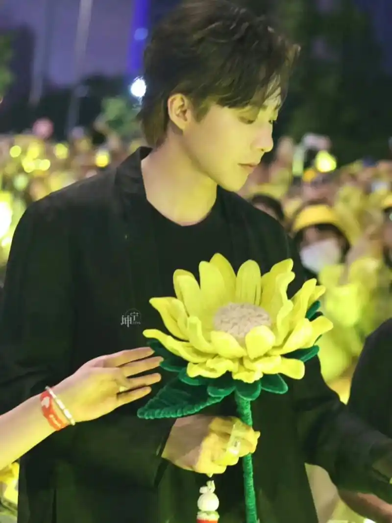 好帅,温暖的应援色.你还是这样没有一点改变#摩登兄弟刘宇宁  - 抖音