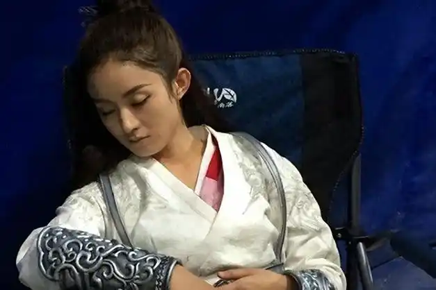 我在横店当6年群演,吻戏咬唇,裸替一天8000,不守规矩会被封杀|赵丽颖