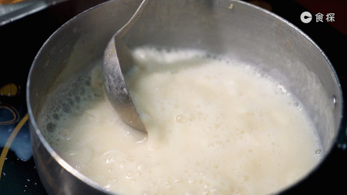 老板都是会在熬煮豆浆的过程中,就现削姜薯,手速特别快,保证片片薄厚